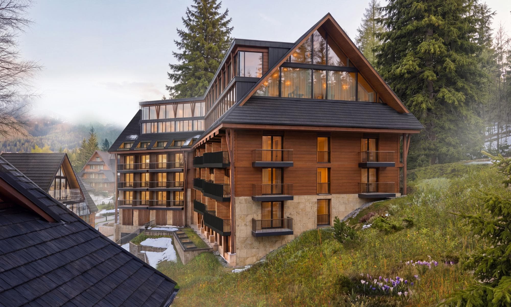 Radisson Blu Zakopane — budynek hotelu w stylu góralskim na zboczu w otoczeniu gór
