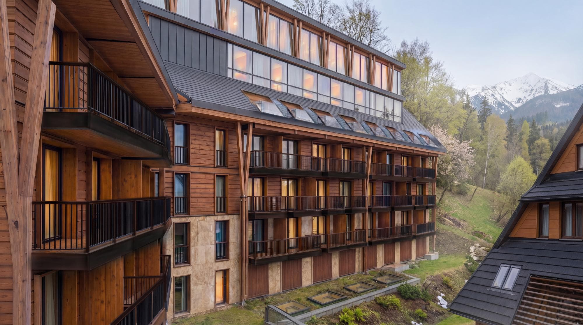 Radisson Blu Zakopane — drewniana elewacja budynku z balkonami i widokiem na Tatry