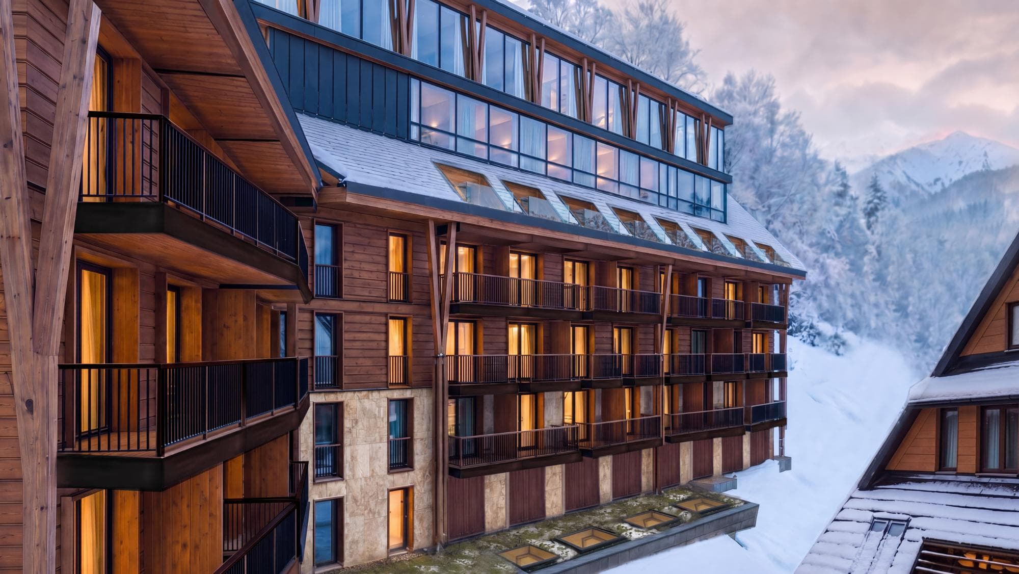 Radisson Blu Zakopane — boczny widok budynku w zimowej scenerii górskiej